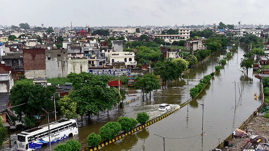 बाढ़ का कहर: दिल्ली में यमुना उफान पर, पंजाब-हिमाचल में बारिश से मचा हाहाकार; देखें भयावह तस्वीरें